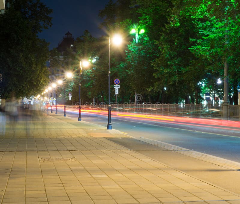 Stadtstraße mit Lichtern und Verkehr nachts Hintergrund, Stadtleben lizenzfreie stockfotos Stadtstraße mit Lichtern und Verkehr nachts Hintergrund, Stadtleben lizenzfreie stockfotos