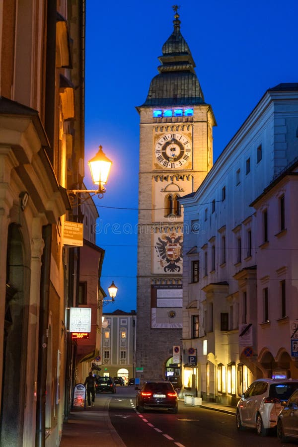 Stadtturm enns austria. Enns austria 11 marca 2022 centrum miasta ze starą wieżą zegarową wieczorem