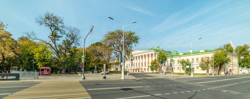 Stadtverwaltung Moskau, Denkmal V S Wysotsky, Gebiet - Petrowsky Tor in Moskau lizenzfreie stockbilder Stadtverwaltung Moskau, Denkmal V S Wysotsky, Gebiet - Petrowsky Tor in Moskau lizenzfreie stockbilder