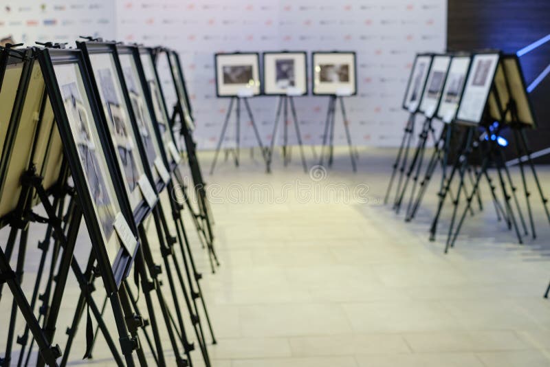 Staffli i fotogallerit arkivfoton Staffli i fotogallerit arkivfoton