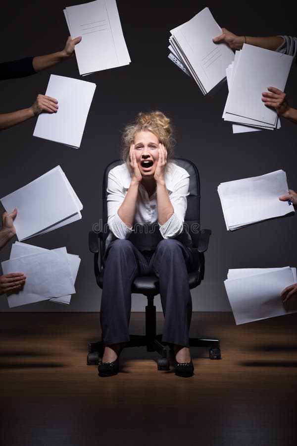 Stagiaire ambitieux submergé par ses tâches photos libres de droits