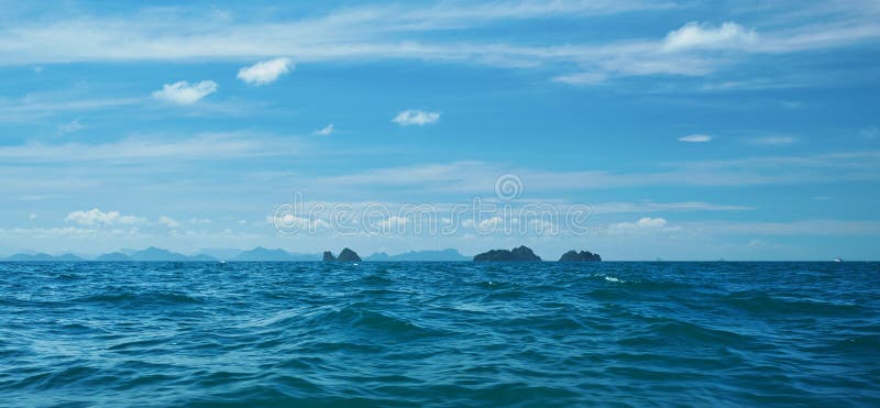 Stagione di profondità dell'oceano e del cielo blu fotografia stock libera da diritti Stagione di profondità dell'oceano e del cielo blu fotografia stock libera da diritti