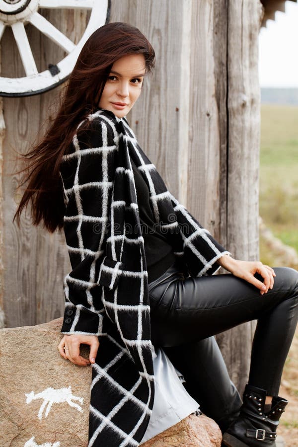 Stagione e concetto della gente - ritratto di autunno della ragazza felice Donna all'aperto del ritratto di bellezza, modello di fotografia stock Stagione e concetto della gente - ritratto di autunno della ragazza felice Donna all'aperto del ritratto di bellezza, modello di fotografia stock