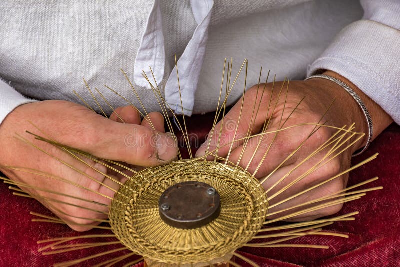 Stagnaio tradizionale Drotar che fa una ciotola dal cavo fotografia stock Stagnaio tradizionale Drotar che fa una ciotola dal cavo fotografia stock