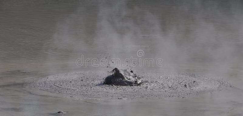Stagno del fango - paese delle meraviglie del termale di Wai-O-Tapu fotografie stock Stagno del fango - paese delle meraviglie del termale di Wai-O-Tapu fotografie stock
