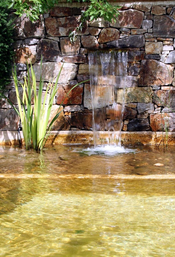 Stagno del giardino con la cascata fotografie stock Stagno del giardino con la cascata fotografie stock