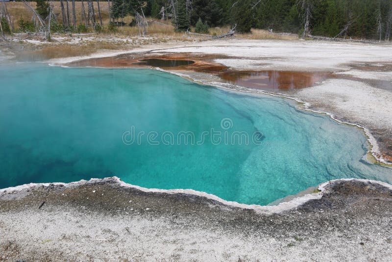 Stagno di abisso al bacino ad ovest di Gesyer del pollice, parco nazionale di Yellowstone fotografie stock libere da diritti Stagno di abisso al bacino ad ovest di Gesyer del pollice, parco nazionale di Yellowstone fotografie stock libere da diritti