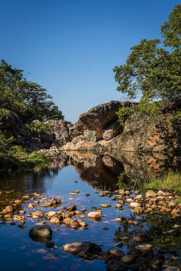 Stagno di acqua con i ciottoli, Chapada Diamantina, Bahia, Brasile fotografia stock libera da diritti Stagno di acqua con i ciottoli, Chapada Diamantina, Bahia, Brasile fotografia stock libera da diritti