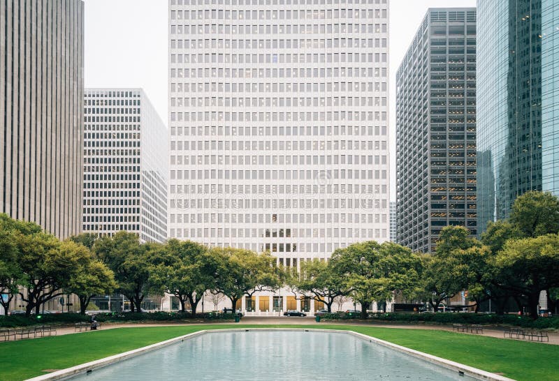 Stagno di riflessione a Hermann Square e costruzioni moderne a Houston del centro, il Texas immagine stock libera da diritti Stagno di riflessione a Hermann Square e costruzioni moderne a Houston del centro, il Texas immagine stock libera da diritti