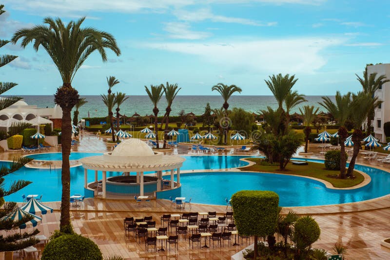 Stagno e spiaggia dell'hotel di località di soggiorno fotografia stock libera da diritti Stagno e spiaggia dell'hotel di località di soggiorno fotografia stock libera da diritti