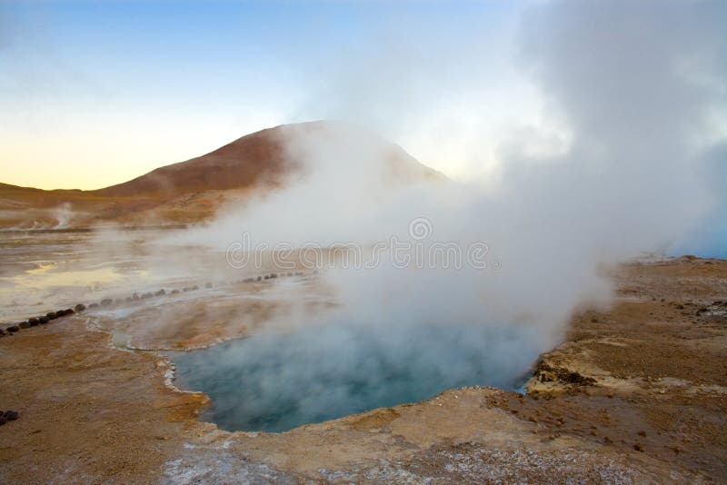 Stagno naturale ad un'altitudine di 4300m, geyser di EL Tatio, deserto della sorgente di acqua calda di Atacama