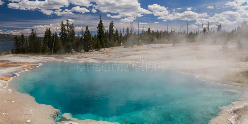 Stagno nero al bacino ad ovest del geyser del pollice immagini stock Stagno nero al bacino ad ovest del geyser del pollice immagini stock