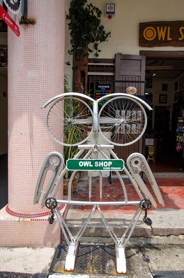 Stahleule scuplture gemacht durch Fahrradteil, das an der Straßenkunst in Georgetown, Penang ist lizenzfreies stockbild Stahleule scuplture gemacht durch Fahrradteil, das an der Straßenkunst in Georgetown, Penang ist lizenzfreies stockbild