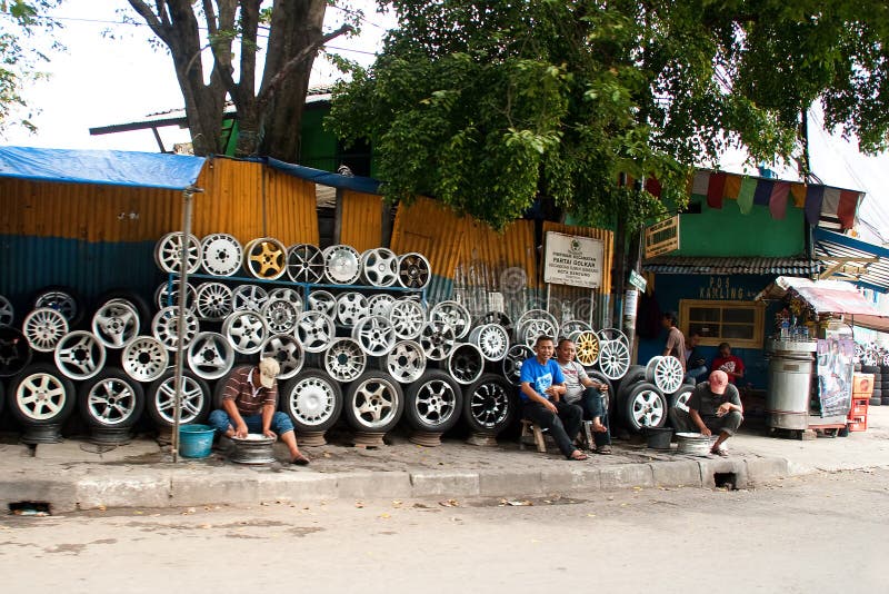Stahllegierungs-Auto fasst Bandung Indonesien 2011 ein lizenzfreie stockfotos Stahllegierungs-Auto fasst Bandung Indonesien 2011 ein lizenzfreie stockfotos