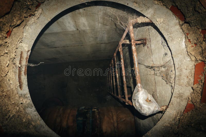 Stahlleiter im technischen Abfall in Untertageabwassersystem, Kanalisationsloch lizenzfreie stockfotos Stahlleiter im technischen Abfall in Untertageabwassersystem, Kanalisationsloch lizenzfreie stockfotos