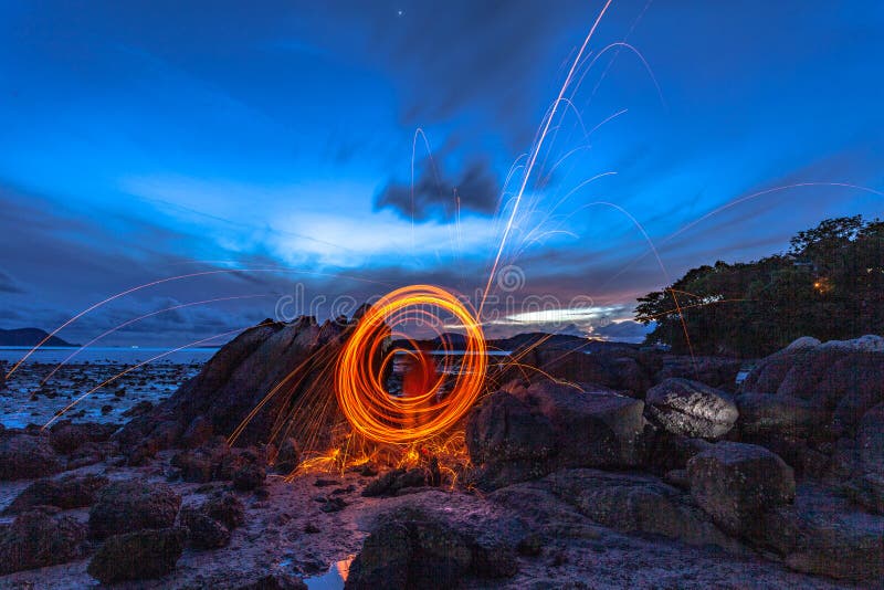 Stahlwollefeuerarbeit über den Felsen stockfotos Stahlwollefeuerarbeit über den Felsen stockfotos