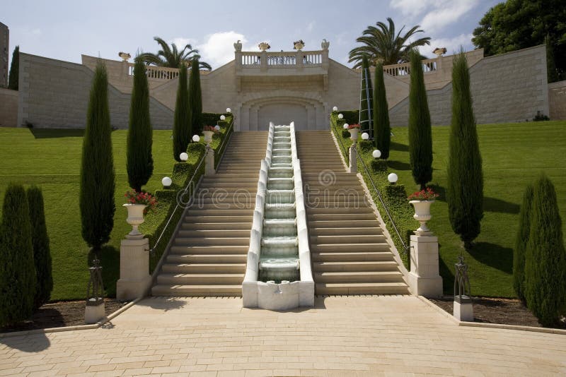 Escalera a sobre el jardín, desplegado más bajo.