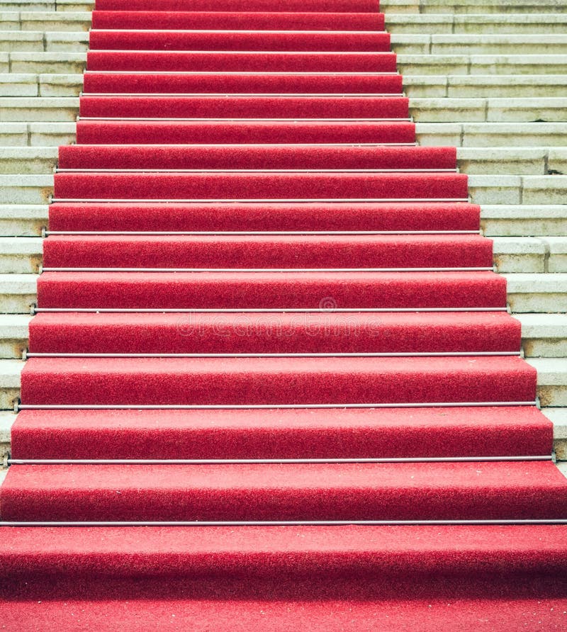 Красные ступеньки. Лестница красного цвета. Красная дорожка со ступеньками. Красный ковролин на лестнице. Красная дорожка на старинной лестнице.