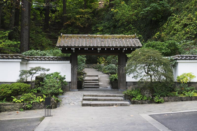 Staircase som leder till skogen med en japansk trädgårdsgrind av trä royaltyfria foton Staircase som leder till skogen med en japansk trädgårdsgrind av trä royaltyfria foton