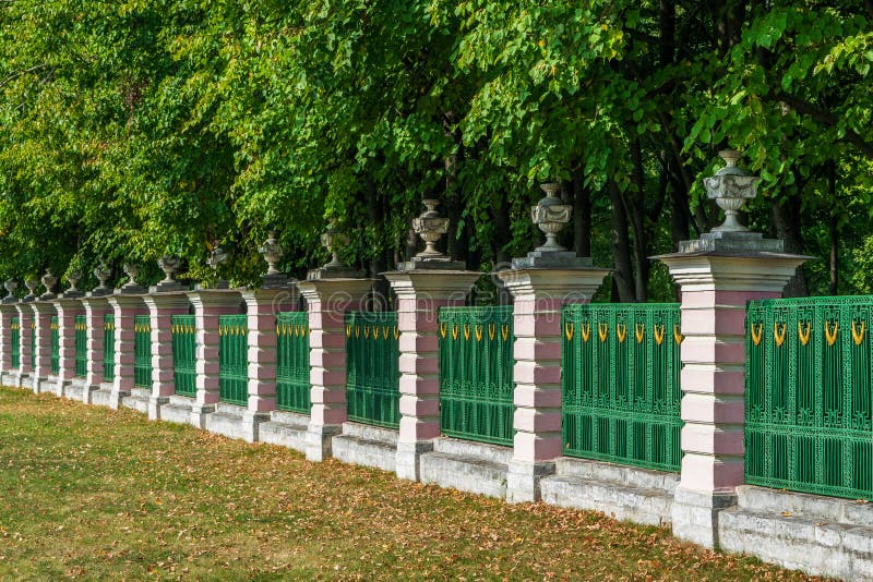 Staketet i Kuskovo parkerar i Moskva royaltyfri bild Staketet i Kuskovo parkerar i Moskva royaltyfri bild