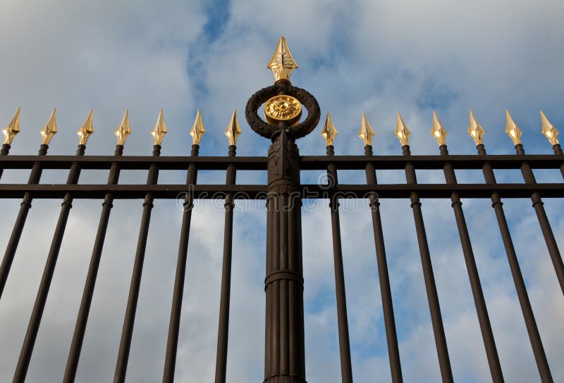 staketguld spetsar stål royaltyfri bild staketguld spetsar stål royaltyfri bild