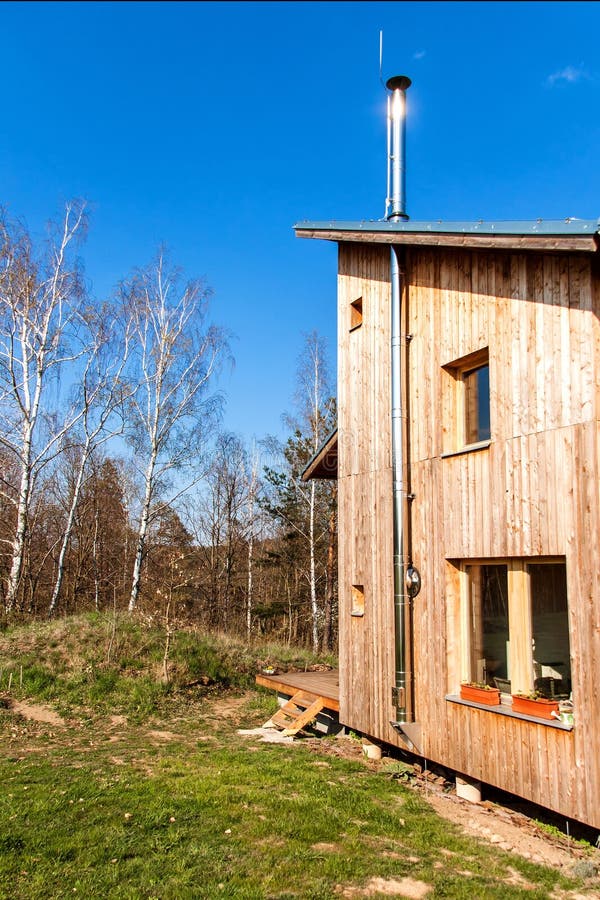 Stal nierdzewna komin na ekologicznym drewnianym budynku Budowa? rodzinnego dom Ogrzewa? dom z drewnem zdjęcie stock Stal nierdzewna komin na ekologicznym drewnianym budynku Budowa? rodzinnego dom Ogrzewa? dom z drewnem zdjęcie stock