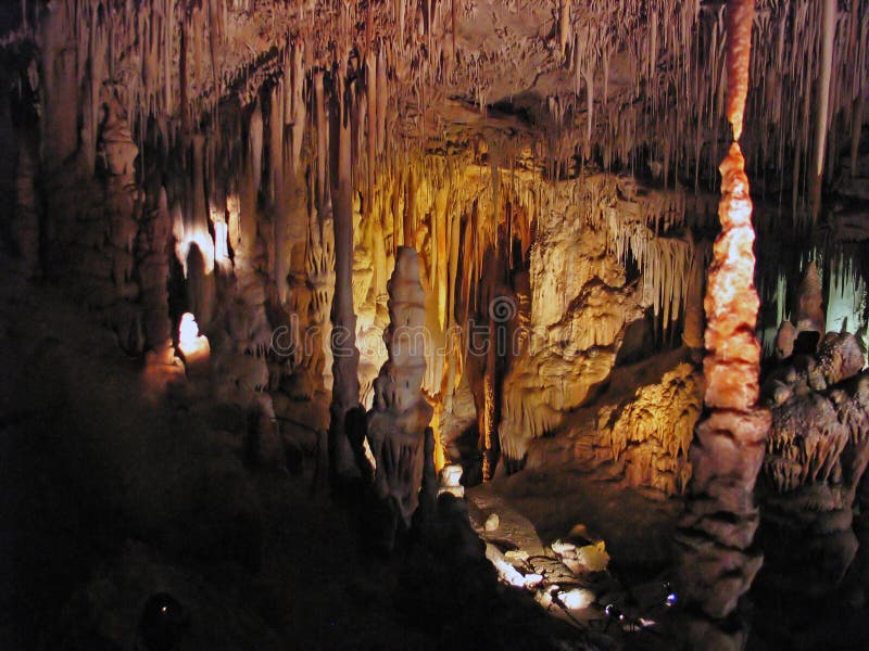 Stalactites et caverne de stalagmite