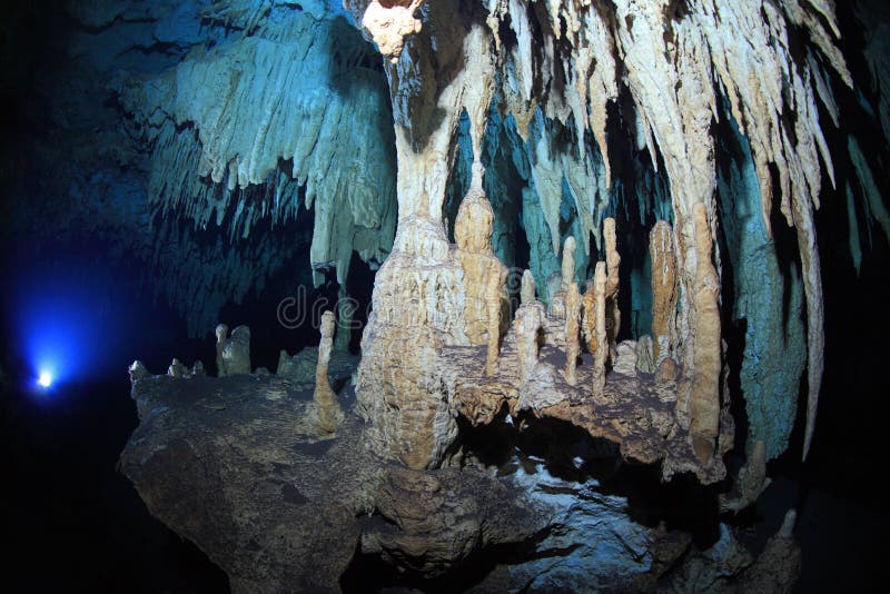 Stalaktiten von cenote Unterwasserhöhle lizenzfreie stockbilder Stalaktiten von cenote Unterwasserhöhle lizenzfreie stockbilder