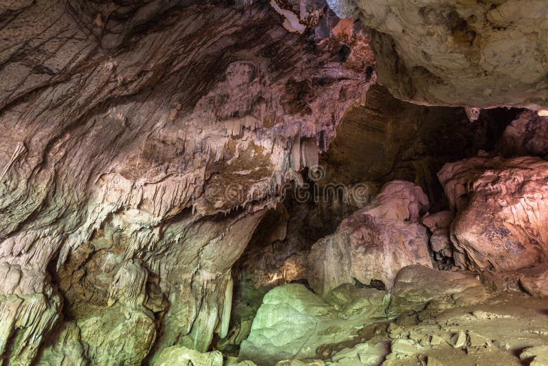 Stalaktitstalaktitform schön innerhalb der Höhle stockfotografie Stalaktitstalaktitform schön innerhalb der Höhle stockfotografie