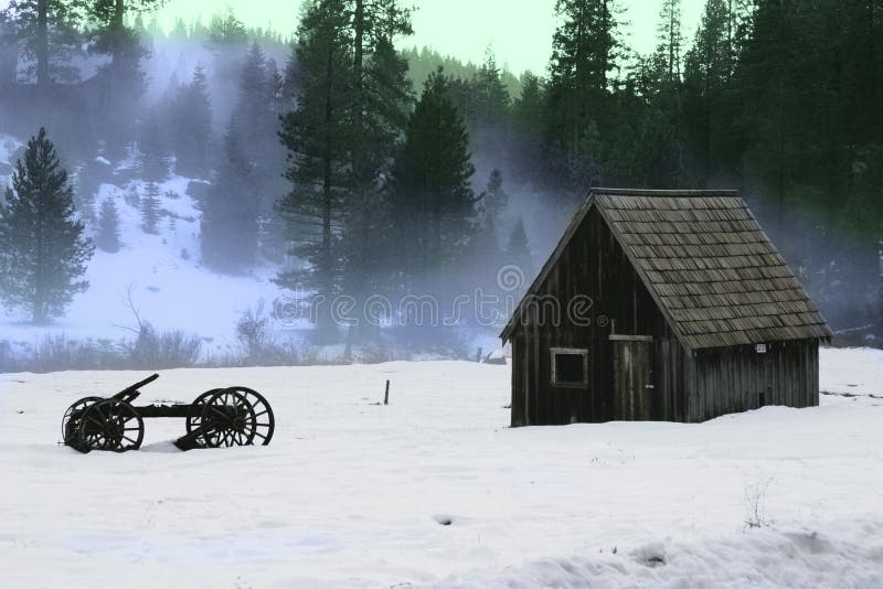 Stall und alter hölzerner Lastwagen im Schnee lizenzfreies stockbild Stall und alter hölzerner Lastwagen im Schnee lizenzfreies stockbild