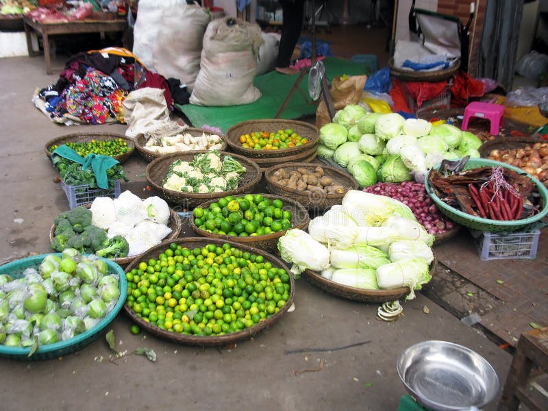 Stalla asiatica del mercato in Cambogia che vende frutta e Veg immagini stock Stalla asiatica del mercato in Cambogia che vende frutta e Veg immagini stock
