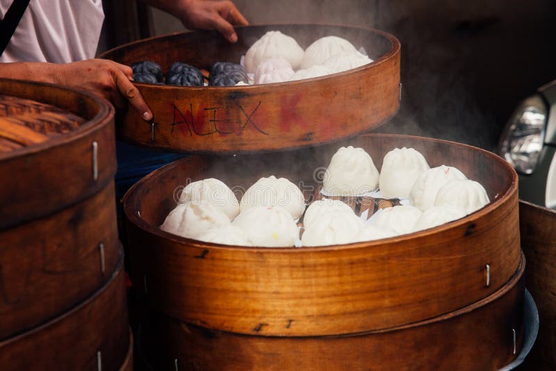 Stalle cuite à la vapeur de nourriture de petits pains dans Chinatown, Kuala Lumpur, Malaisie image libre de droits Stalle cuite à la vapeur de nourriture de petits pains dans Chinatown, Kuala Lumpur, Malaisie image libre de droits