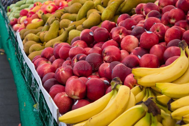 Stalle de marché de fruit - les fruits mélangés au marché de nourriture se tiennent