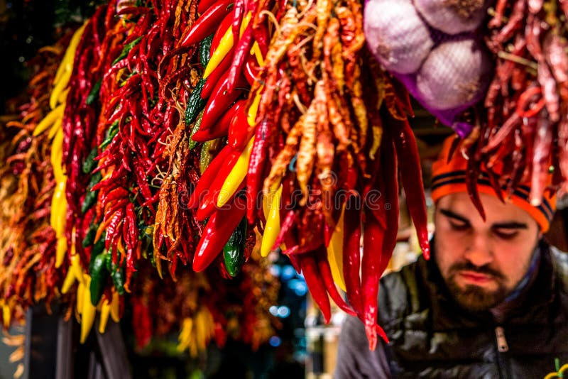 Stalle de marché de piments avec une personne à charge du boqueria photos libres de droits Stalle de marché de piments avec une personne à charge du boqueria photos libres de droits