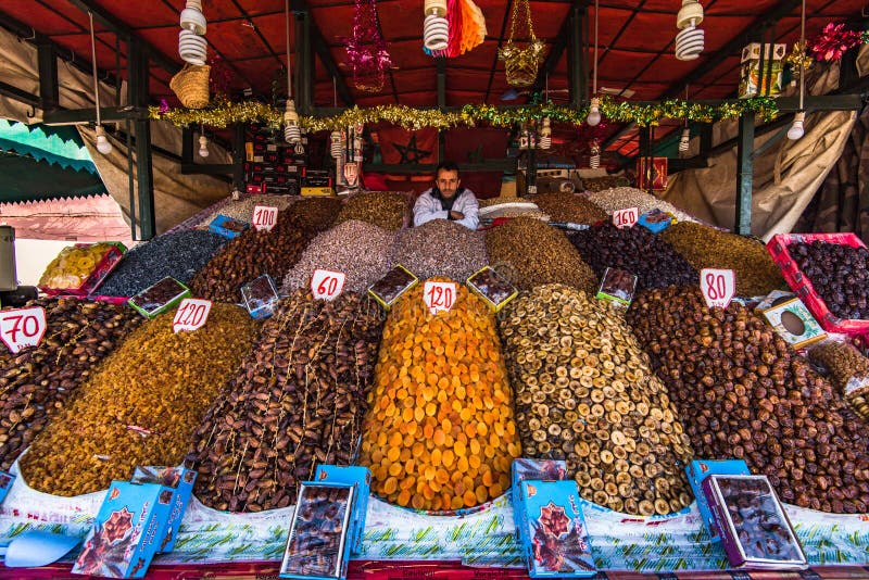Stalle de nourriture de rue avec des fruits à Marrakech, Maroc photo stock Stalle de nourriture de rue avec des fruits à Marrakech, Maroc photo stock