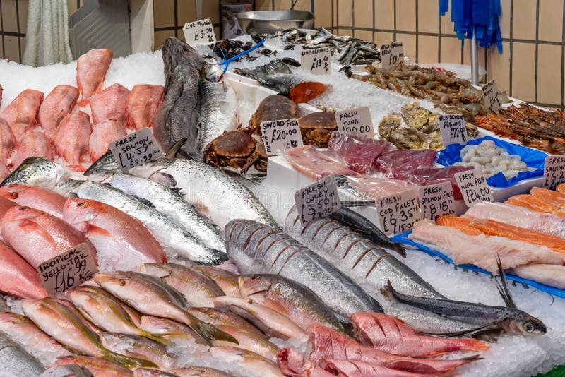 Stalle du marché avec le poisson frais et les fruits de mer photo stock Stalle du marché avec le poisson frais et les fruits de mer photo stock