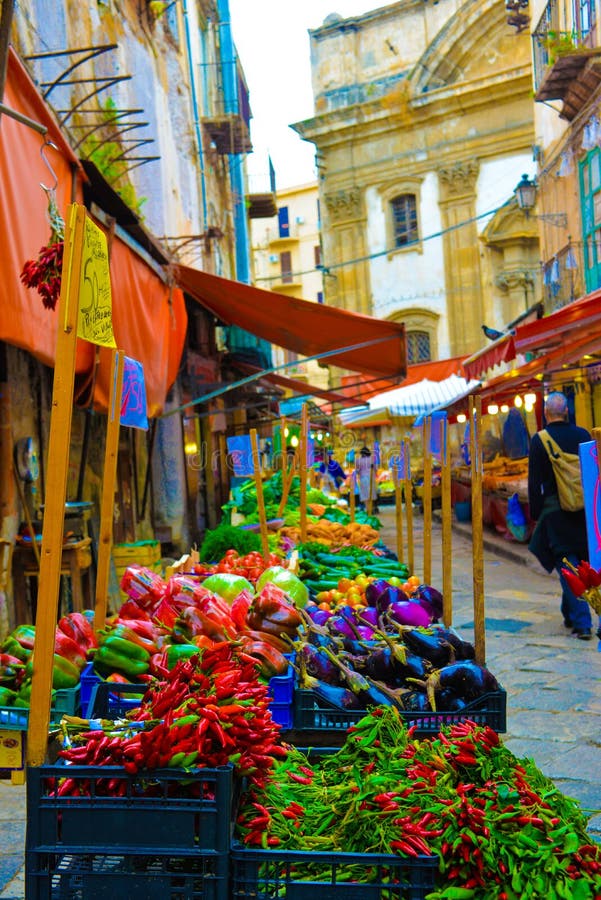 Stalles colorées de marché en plein air de la Sicile avec des légumes et des fruits, vieille ville de Palerme, voyage Italie image libre de droits Stalles colorées de marché en plein air de la Sicile avec des légumes et des fruits, vieille ville de Palerme, voyage Italie image libre de droits