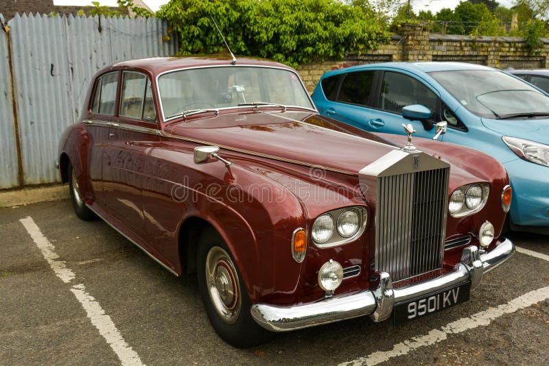 Stamford, Reino Unido 31 de maio de 2019 - carro vermelho de rolls royce do vintage luxuoso, exterior imagens de stock royalty free Stamford, Reino Unido 31 de maio de 2019 - carro vermelho de rolls royce do vintage luxuoso, exterior imagens de stock royalty free