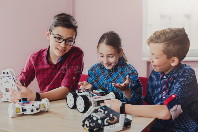 STAMM Bildung Kinder, die in der Schule Roboter herstellen