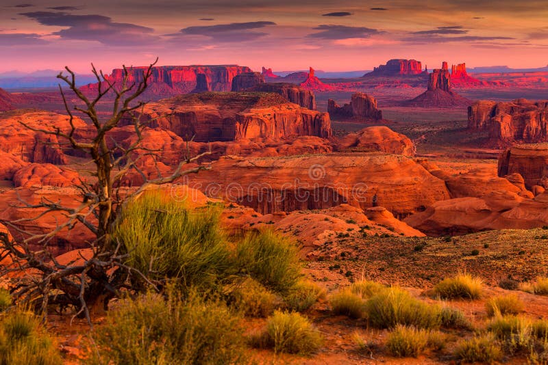 Stammen de majesteitsplaats van jachtenmesa Navajo dichtbij Monumentenvallei, Ari