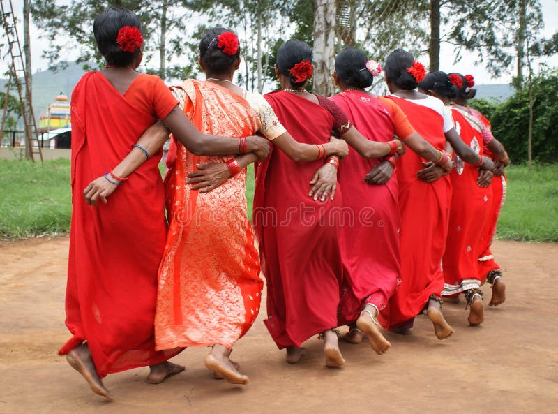 Stammenvrouwen die Dimsa-dans, India uitvoeren