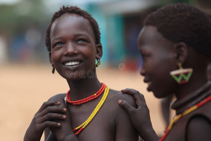 Stammes- Frau im Omo Tal in Äthiopien, Afrika stockfoto Stammes- Frau im Omo Tal in Äthiopien, Afrika stockfoto