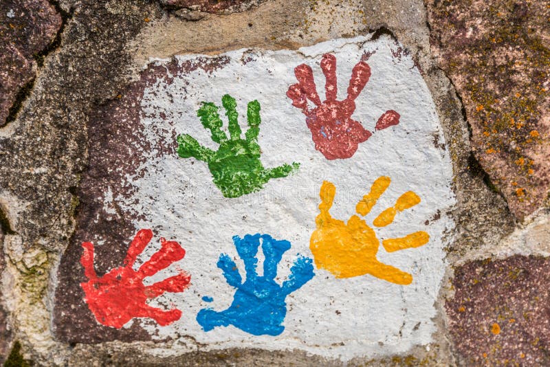 stampe colorate delle mani dei bambini fotografia stock libera da diritti stampe colorate delle mani dei bambini fotografia stock libera da diritti