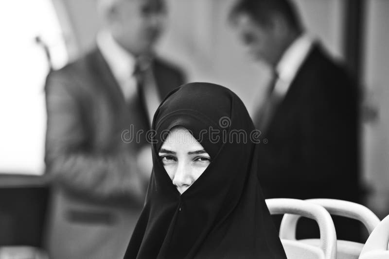 Stanbul, Turquia, o 19 de setembro de 2012: Mulher muçulmana no chador em Istambul imagens de stock royalty free Stanbul, Turquia, o 19 de setembro de 2012: Mulher muçulmana no chador em Istambul imagens de stock royalty free