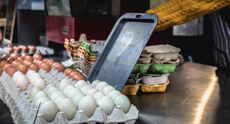 Stand d'un vendeur d'oeufs et de produits agricoles dans le Temple Bar à Dublin, Irlande photographie stock Stand d'un vendeur d'oeufs et de produits agricoles dans le Temple Bar à Dublin, Irlande photographie stock
