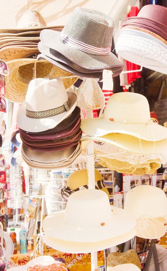 Stand du marché avec des chapeaux images stock Stand du marché avec des chapeaux images stock