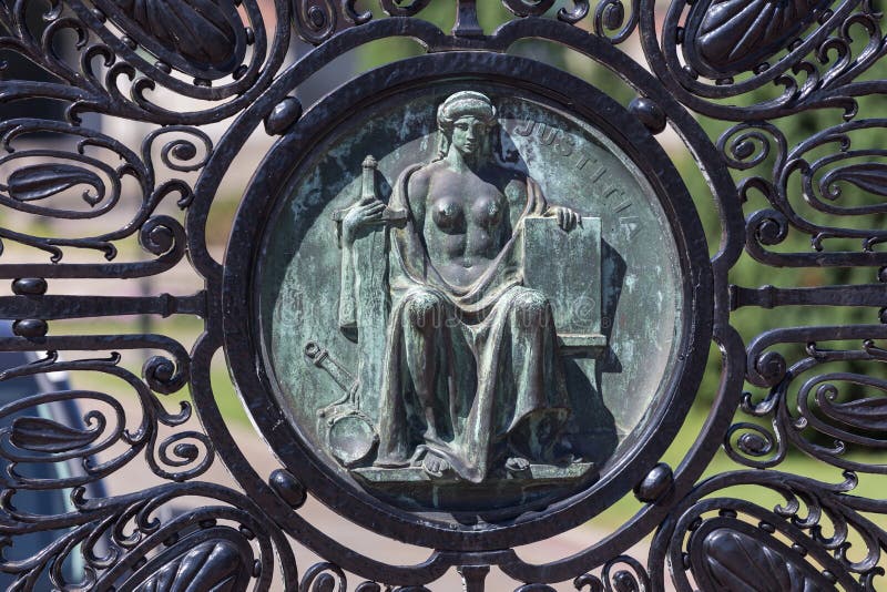 Standbeeld op een poort bij het internationale paleis Den Haag Nederland van de Hof van Justitie vrijheid