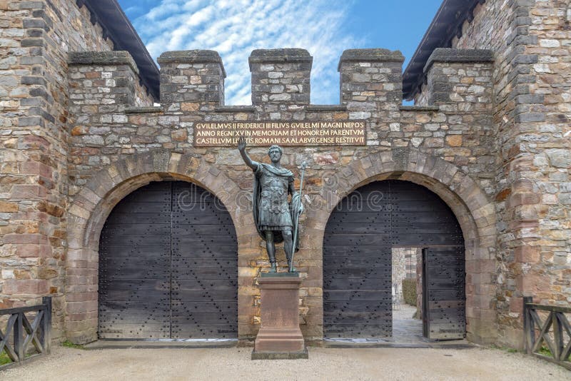 Standbeeld Van Antoninus Pius Voor De Hoofdingang Van Het Roman Fort ...