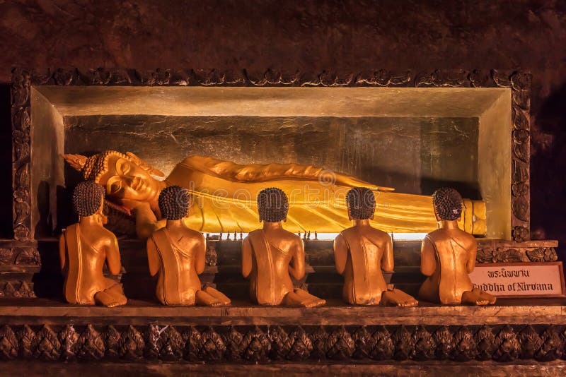Standbeeld van Boedha van Nirvana in een holtempel in Thailand stock afbeeldingen Standbeeld van Boedha van Nirvana in een holtempel in Thailand stock afbeeldingen