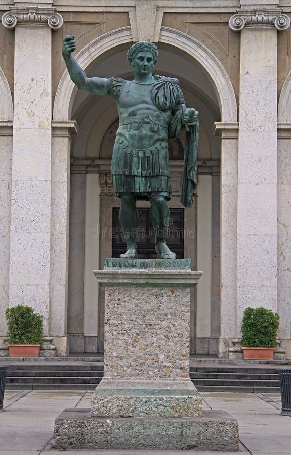 Standbeeld Van Constantine in Milaan Stock Foto Image of voorzijde